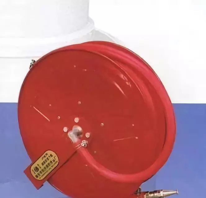 室內(nèi)消火栓箱內(nèi)一般應(yīng)配置什么？